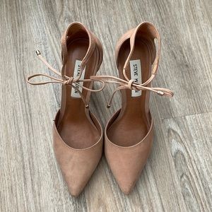 Steve Madden Pamperd pointy toe with ankle tie. Size 6.